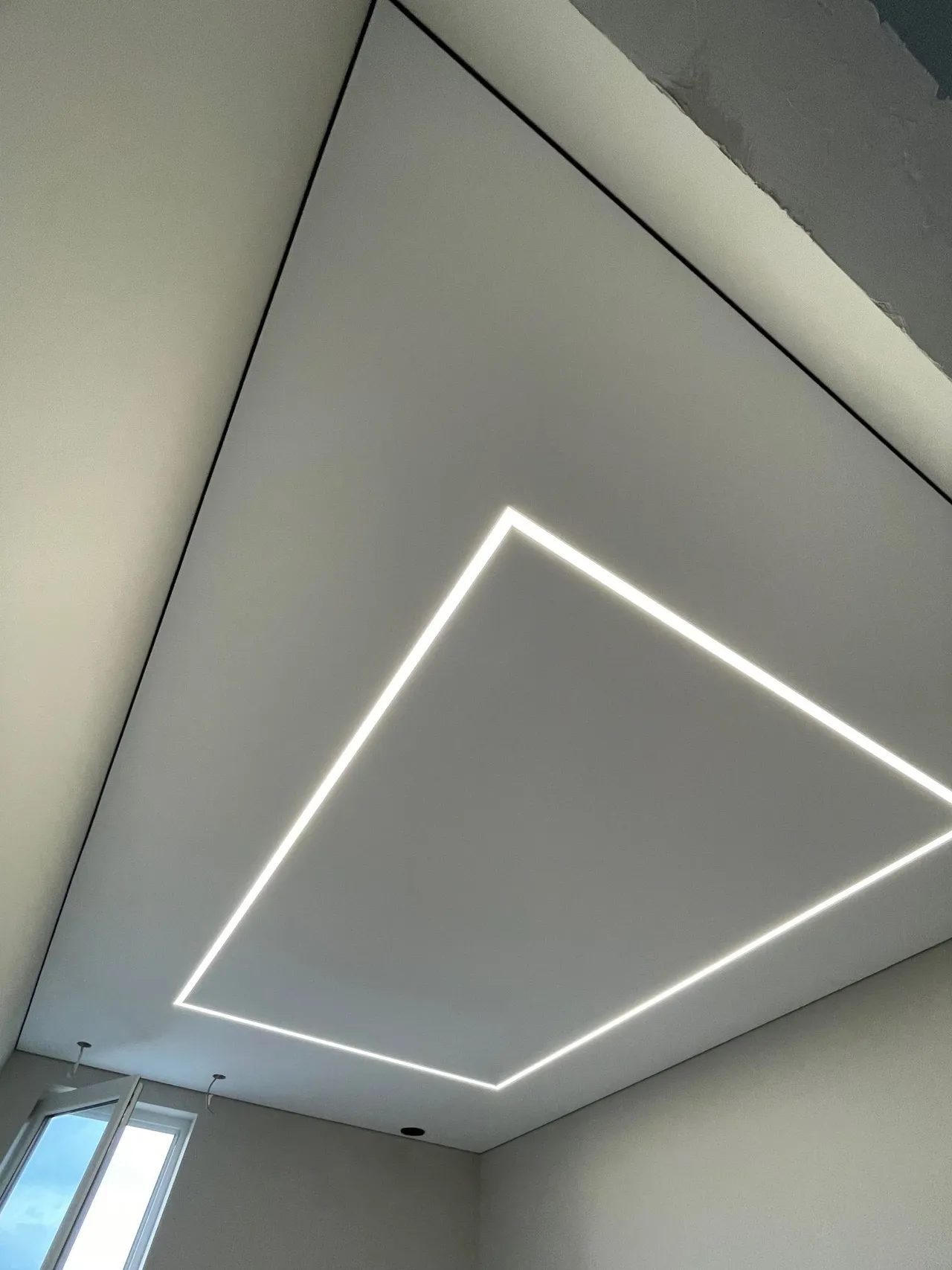 Linie de lumină de 3 cm cu două benzi LED, tavan textil JM și profil de umbră cu amortizor