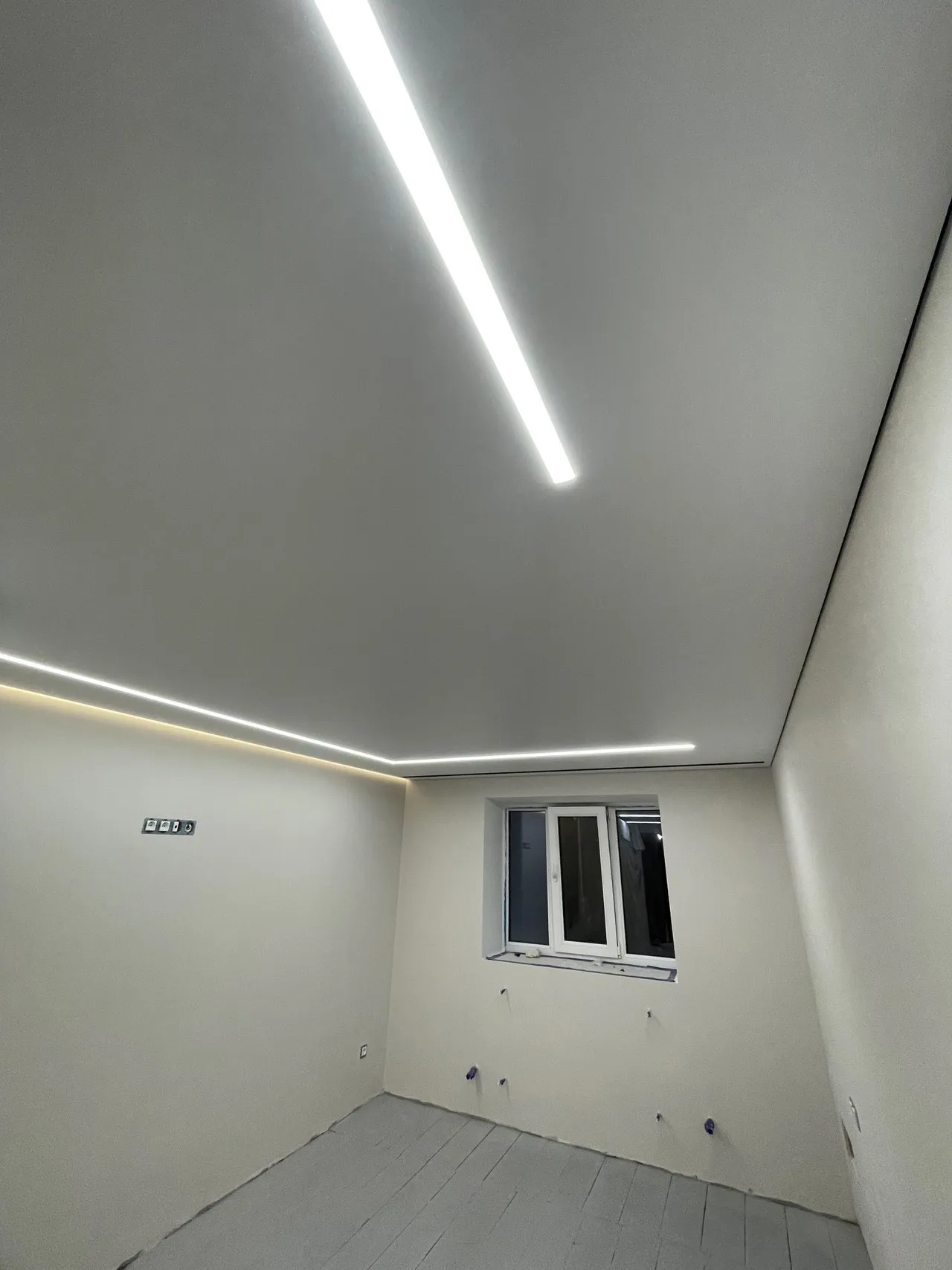 Световые линии и парящий LED-профиль