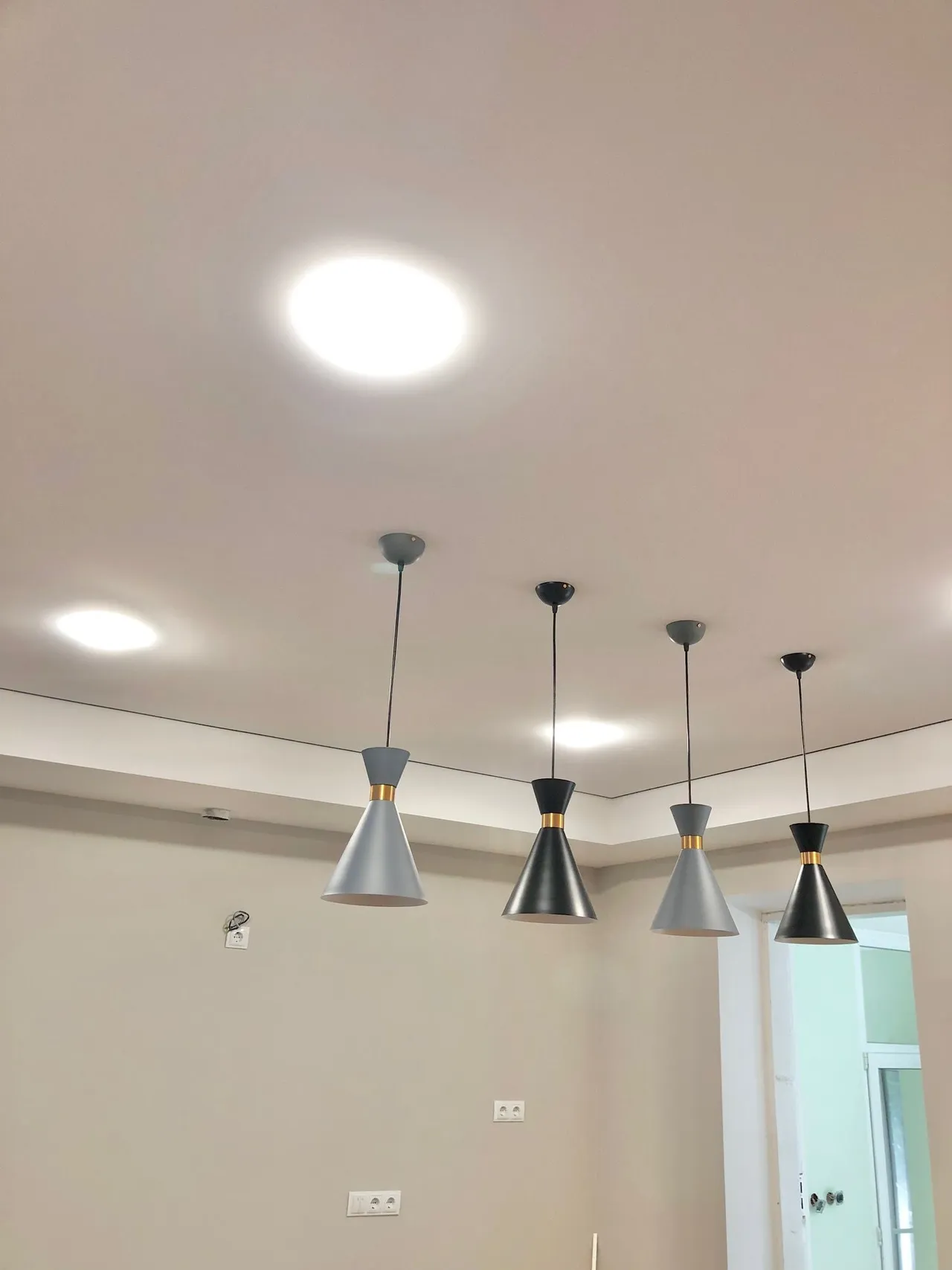 Tavan extensibil alb mat, profil de umbră și spoturi cu halogen