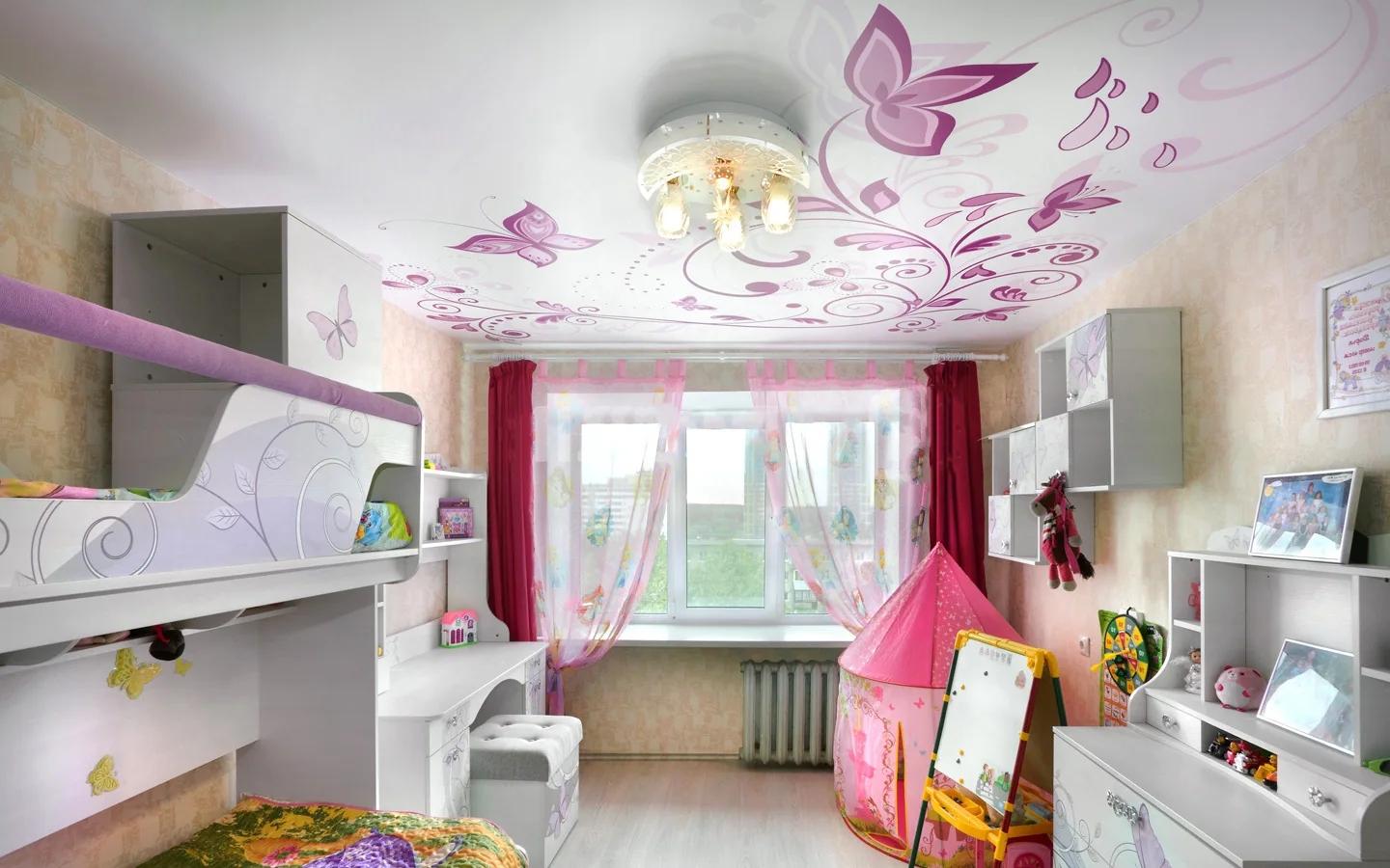 Imprimare foto cu ornament floral pe tavanul camerei copiilor.