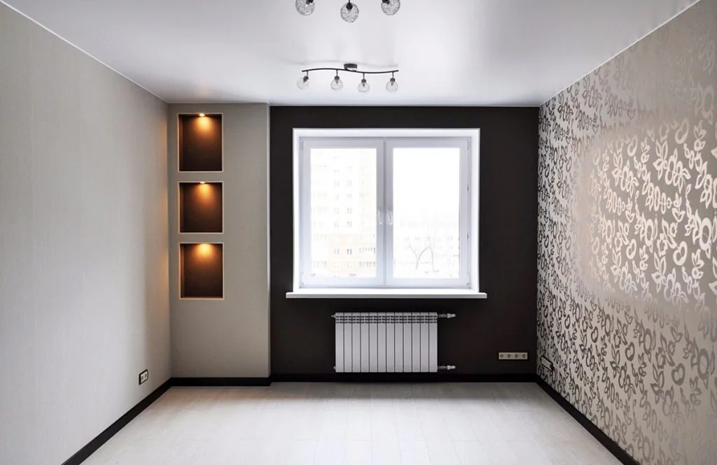 Tavan satinat într-o cameră goală cu nișe decorative.